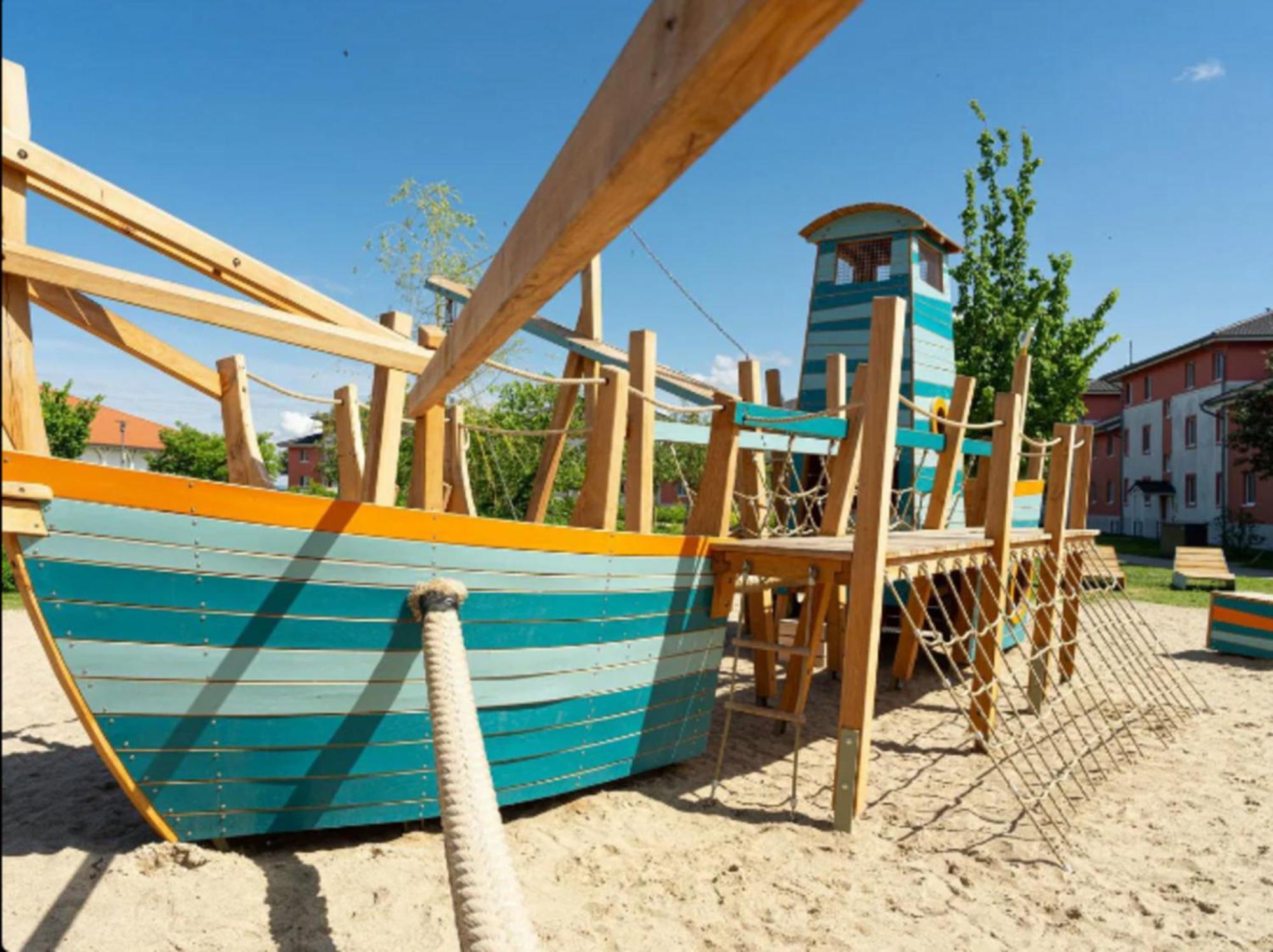 Exklusives Ostsee-Hausboot, Kueche Mit Spueler, Tv, Grosse Sonnenterrasse, 3X Kostenfreie Kfz-Parkplaetze, Klimaanlage, Bis Zu 6 Personen, 2X Baeder, Waschmaschine Boltenhagen  Exterior foto